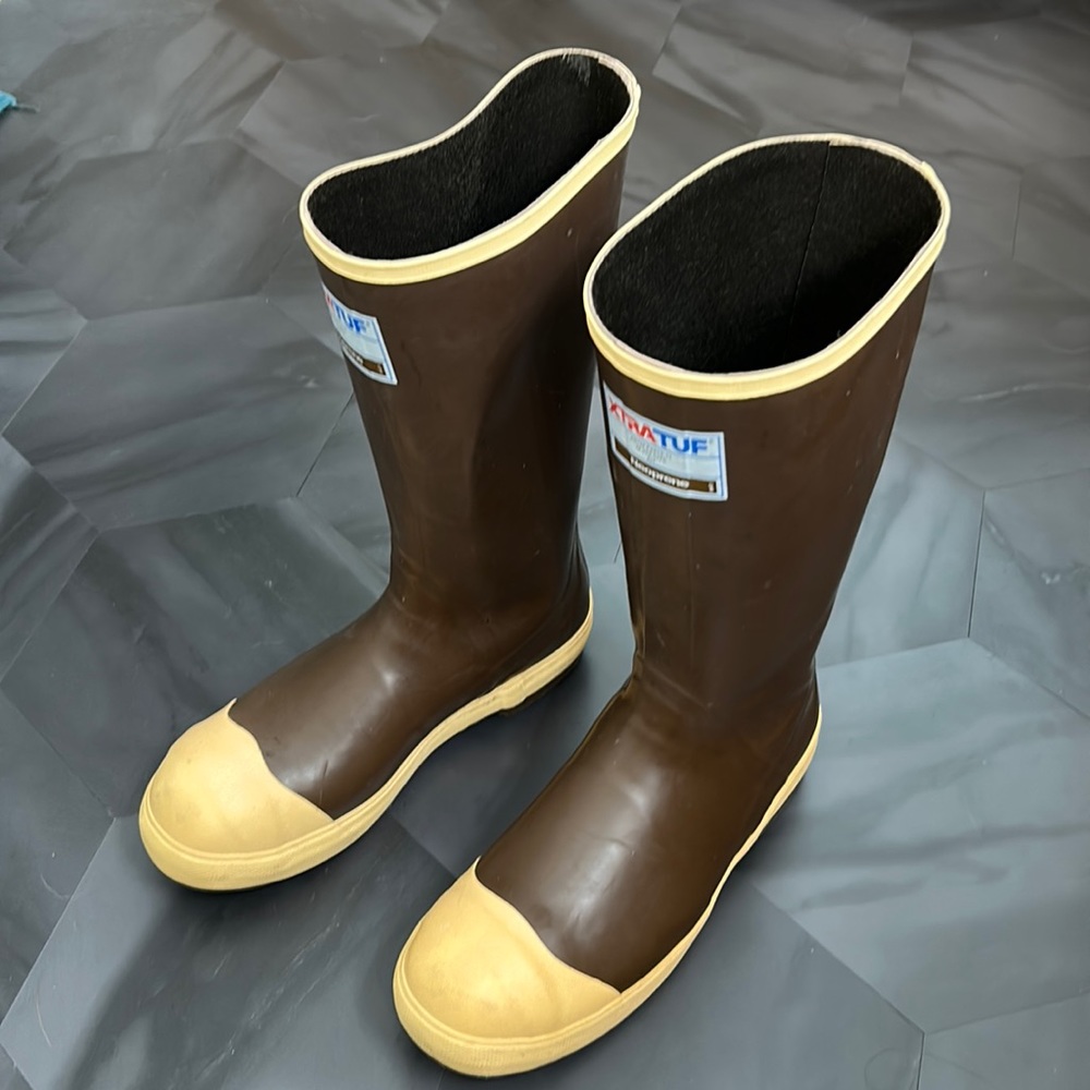 Steel toe boots